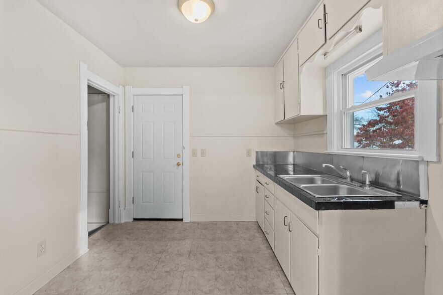 Building Photo - 1005 Woodsdale Ave