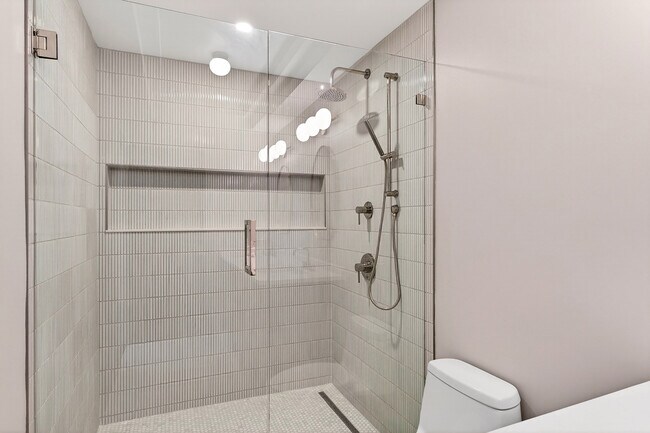 Building Photo - 2575 Peachtree Rd NE