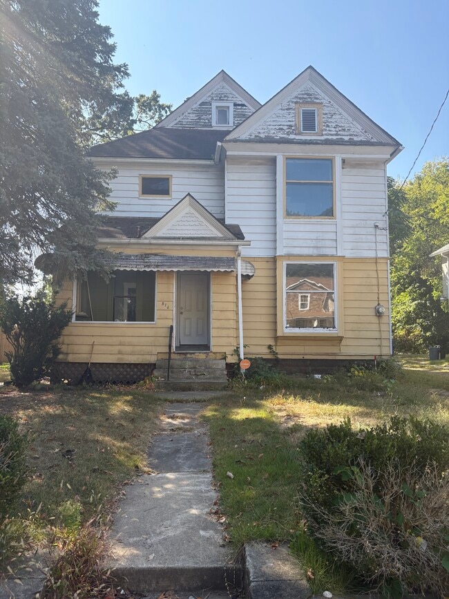 Building Photo - 376 Silver St