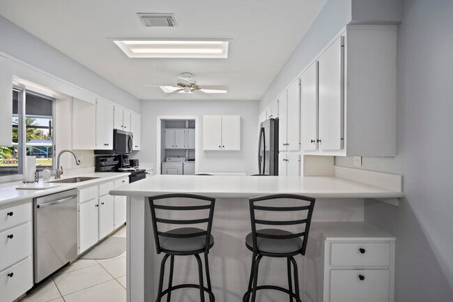 Building Photo - 1360 SW Albatross Way