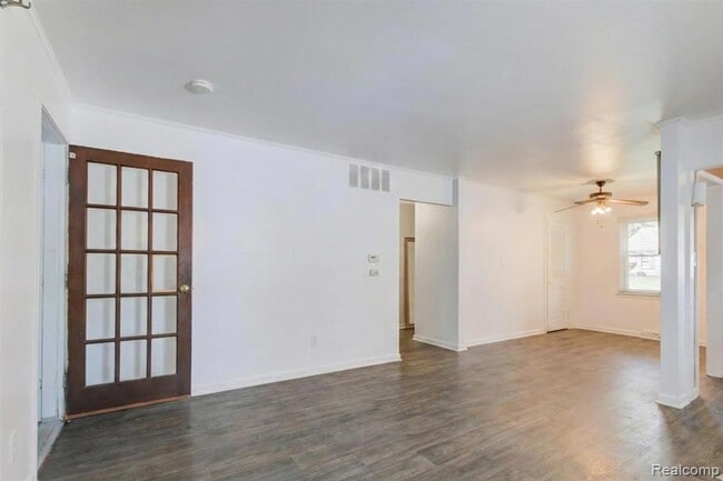 Building Photo - 12851 Saratoga St