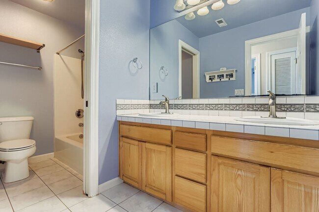 Building Photo - Spacious Bethany Home with Attached Garage, Fenced Yard, Washer/Dryer Included