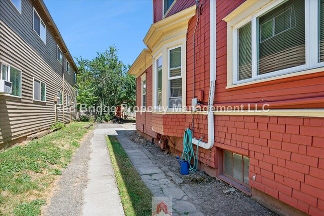 Building Photo - 1325 SE Nehalem St