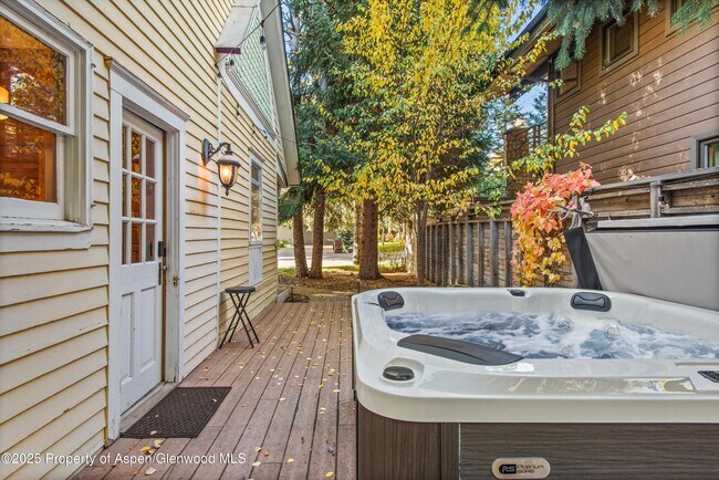 Building Photo - 406 W Smuggler St