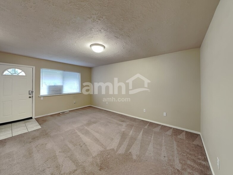 Building Photo - 2285 NW McGarey Dr