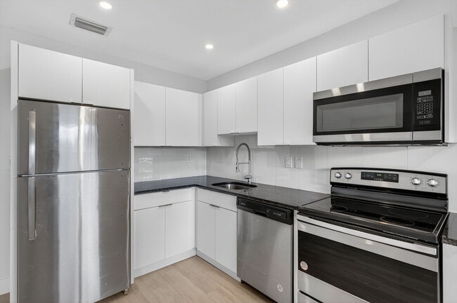 Building Photo - Wilton Manors