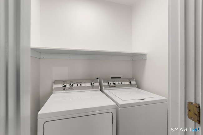 Building Photo - 18 Wessels Pl