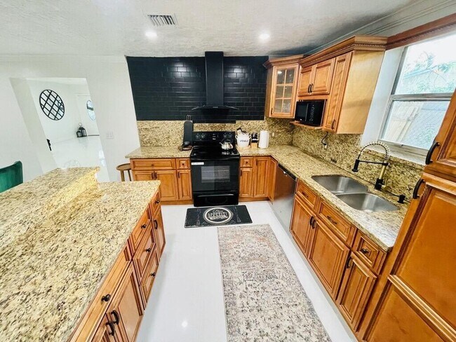 Building Photo - 5537 SW 6th St