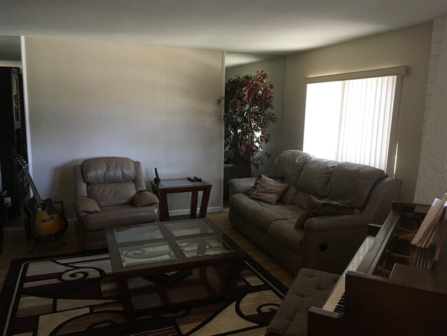 Building Photo - 3 Bedroom Condo - End Unit For Lease