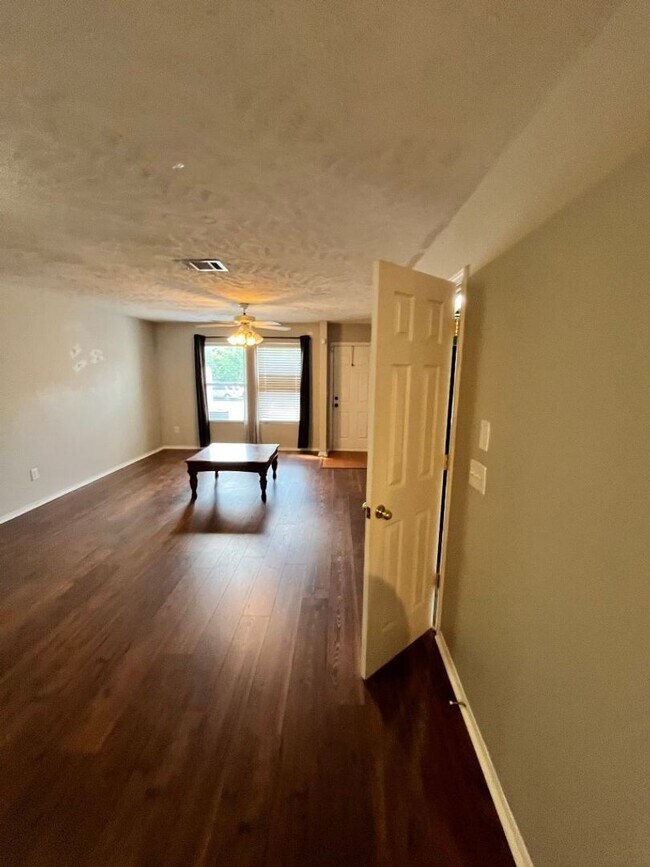 Building Photo - Prime Location Townhome