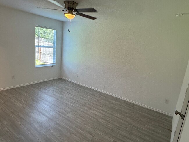 Building Photo - Far west gorgeous townhome ready for move in.