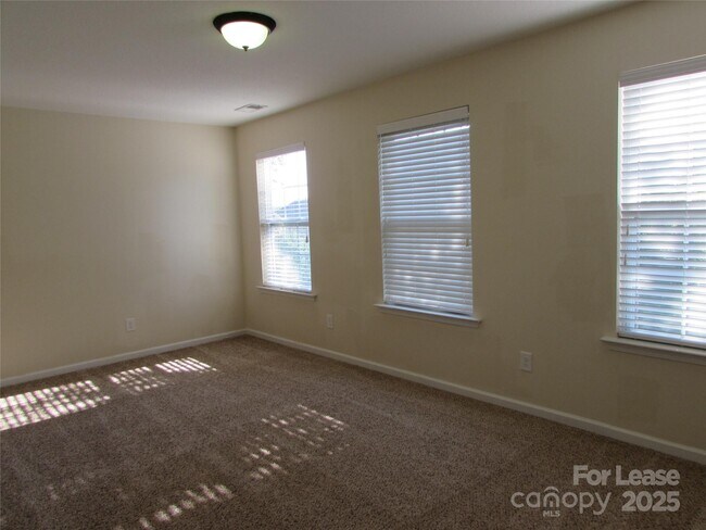Building Photo - 180 Silverspring Pl