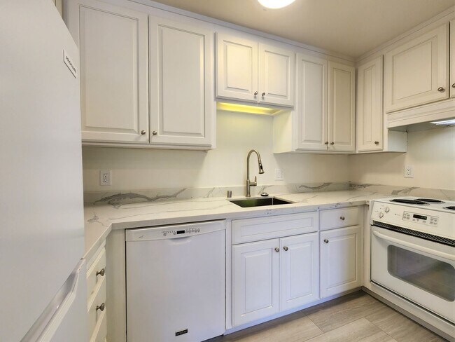 Building Photo - Updated 2br/1ba Apartment Near Downtown Palo Alto available May 9th!