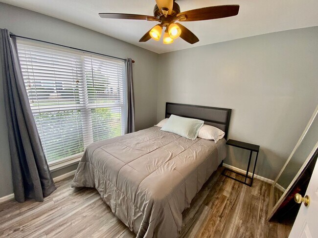 Building Photo - West AVL - Spacious Home in Scenic Bluff S...