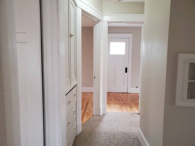 Building Photo - Immaculate 4 Bedroom Single Family with Central AC and Detached Garage, parking lane, and Large B...