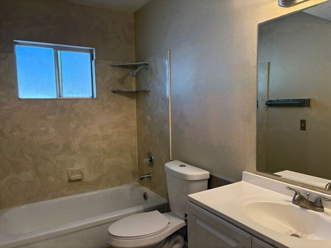 Building Photo - 2 Bed 1 Bath Twin Home Unit in Youngtown, ...