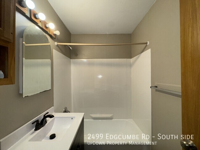 Building Photo - 2499 Edgcumbe Rd