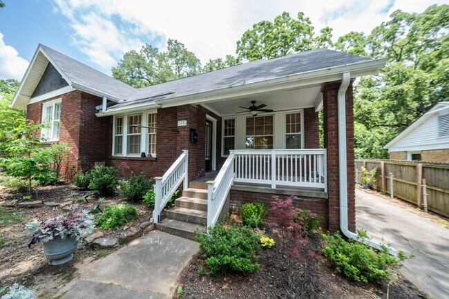 Building Photo - Charming home, great condition!