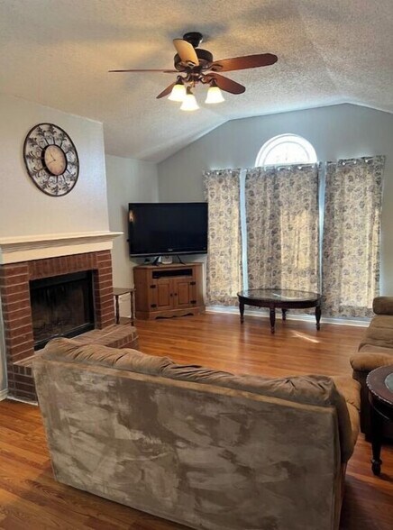 Building Photo - 1109 Palomino Dr
