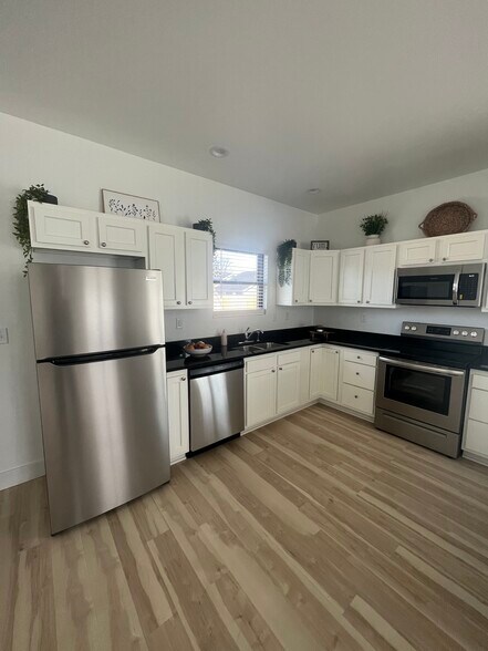 Building Photo - 1124 Winton Pl