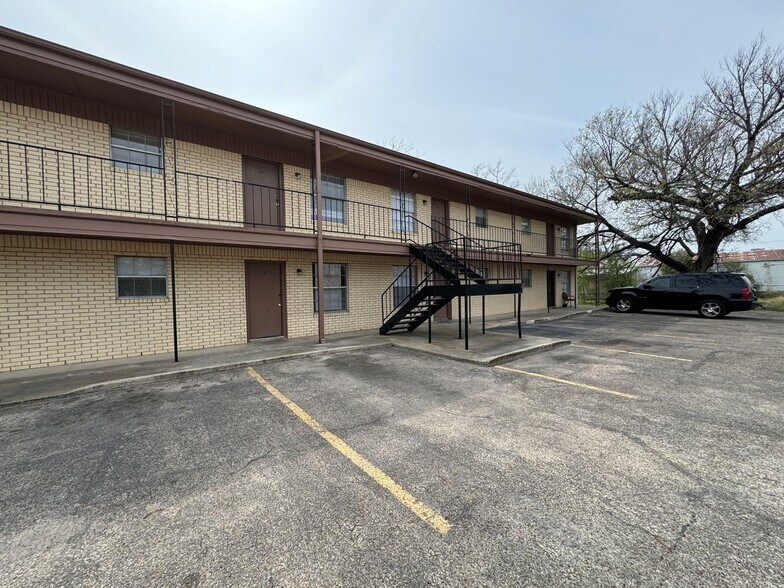 Primary Photo - 228 Hold St