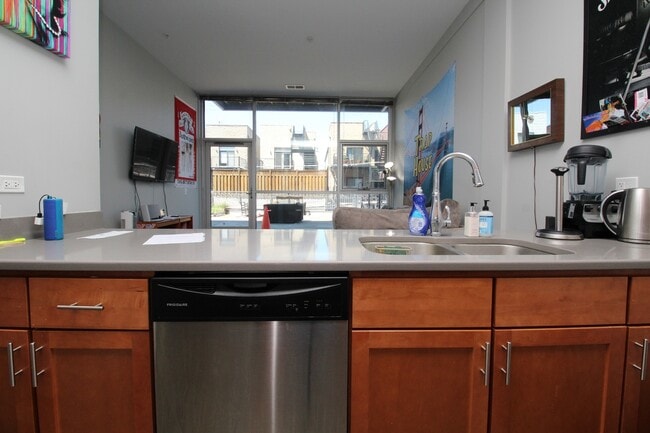 Building Photo - 1540 W Fullerton Ave