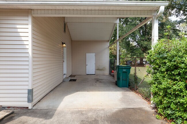 Building Photo - 3BR/2.5BA in Ideal Smyrna Location w/ Deck...