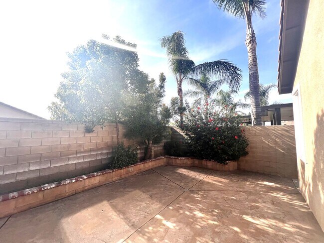 Building Photo - Beautiful 4 Bedroom, 3 Baths Single Family Home In North Fontana for Lease