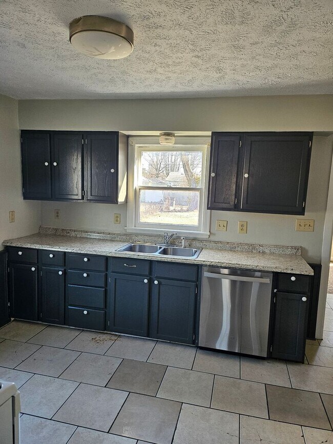 Building Photo - 3 Bed 2-bathroom home