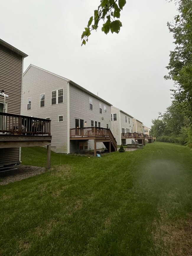 Building Photo - Large Executive 5 Br 3.5 Bath Home in Weym...