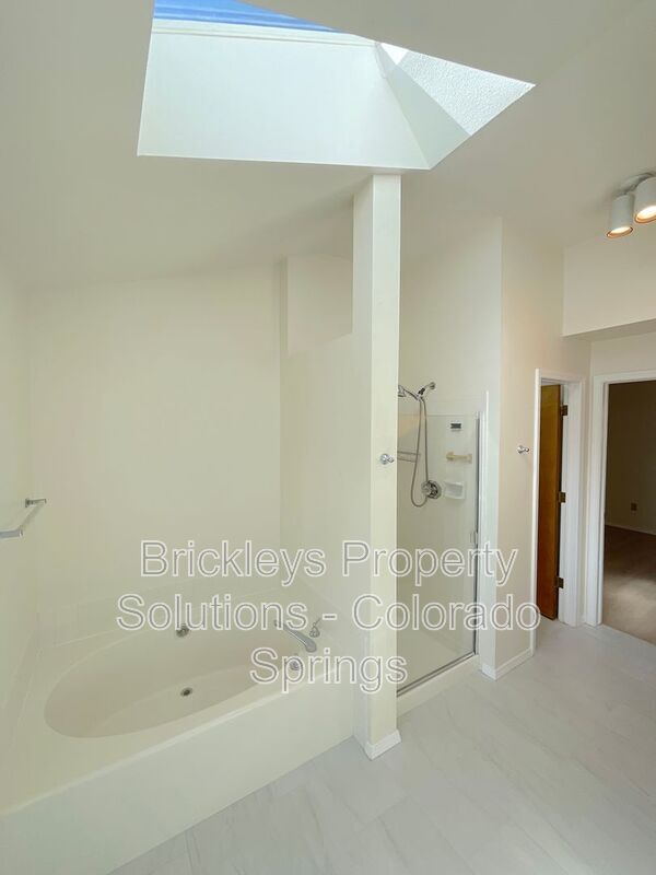 Building Photo - 7993 Scarborough Dr