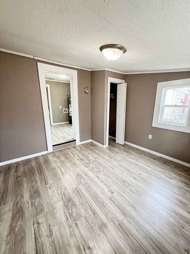 Building Photo - 3 bedroom/1 bath house