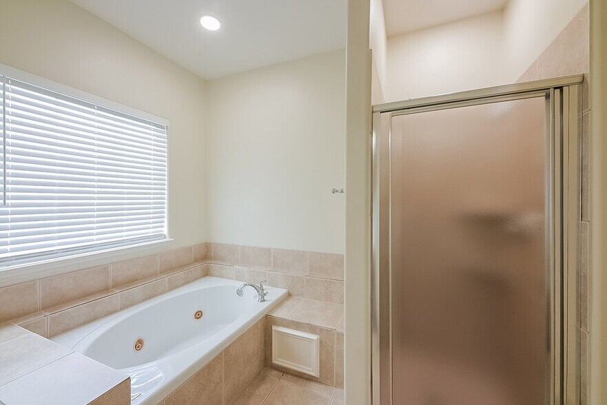 Building Photo - 6115 Oak Bay Dr