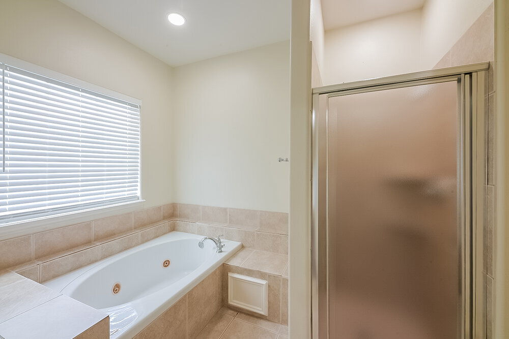 Building Photo - 6115 Oak Bay Dr