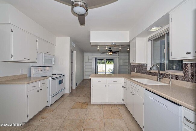 Building Photo - 6816 E Coronado Rd