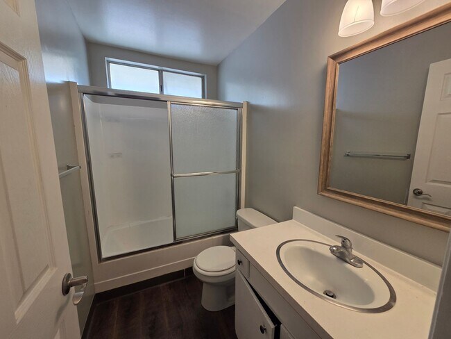 Building Photo - Spacious 1 Bedroom 1 Bath Upstairs Unit Apartment