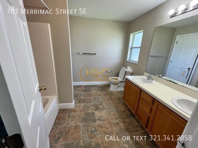 Building Photo - 707 Merrimac St SE