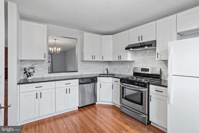 Building Photo - 6 Van Buren Pl