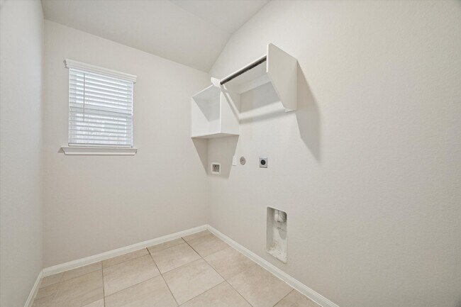 Building Photo - 10008 Deussen Ln