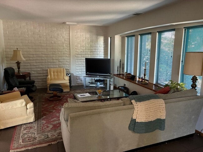 Building Photo - 2125 Bueno Dr