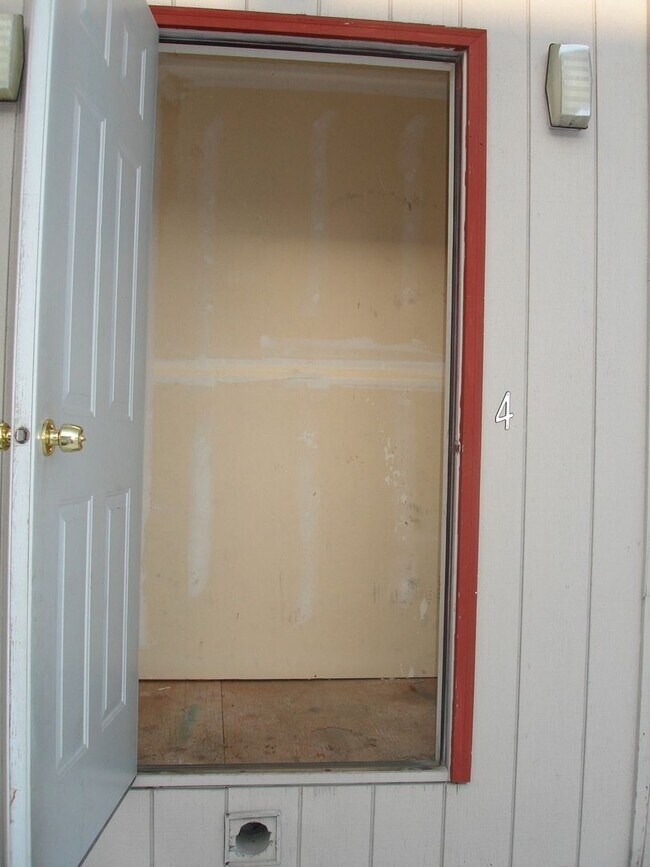 Building Photo - Great Sunny upstairs 2bed with washer&dryer