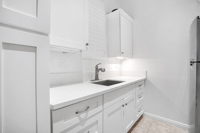 Building Photo - Beautiful executive home in the Eastlake-C...