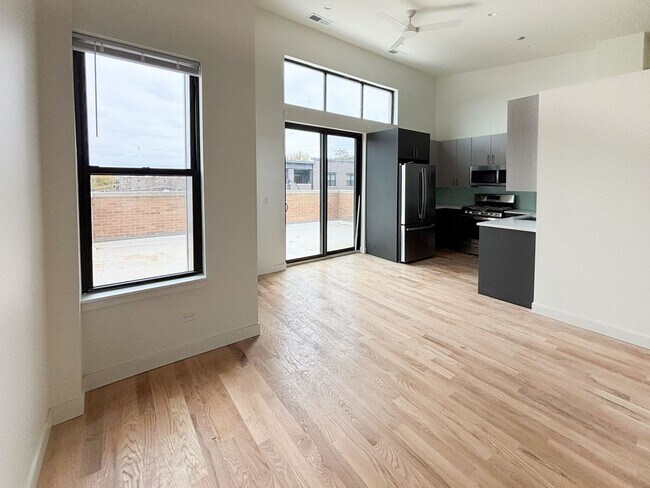 Building Photo - Spectacular 3 Bed/3 Bath Penthouse Apartment in prime Lincoln Park Location. Semi-Private Elevato...