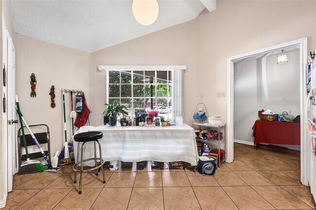 Building Photo - 2215 Saradon Dr