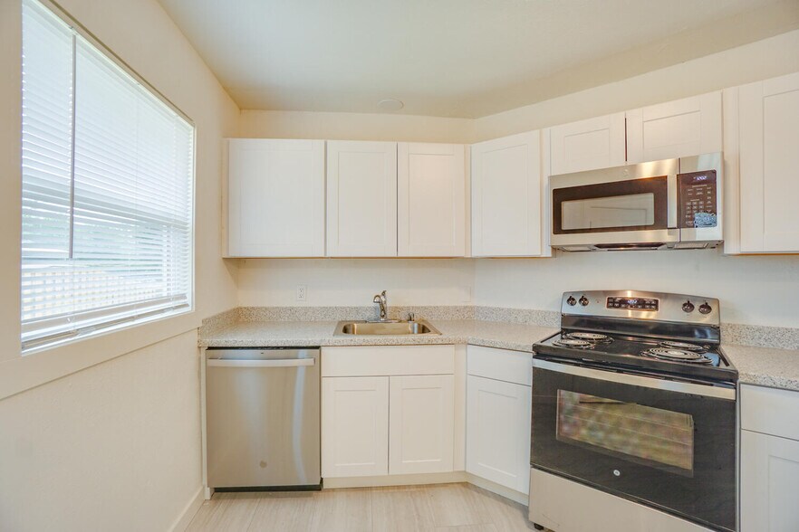 Building Photo - 3670 SW 144th Ave