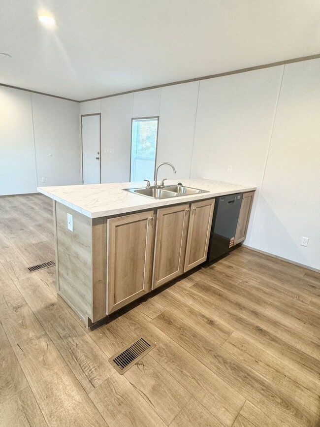 Building Photo - Move in Ready! 3 bedrooms/ 2 Baths! Beautiful space!