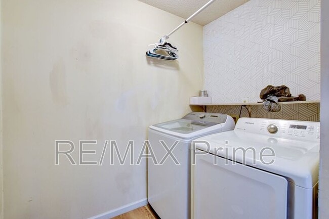 Building Photo - 214 Jouster Way