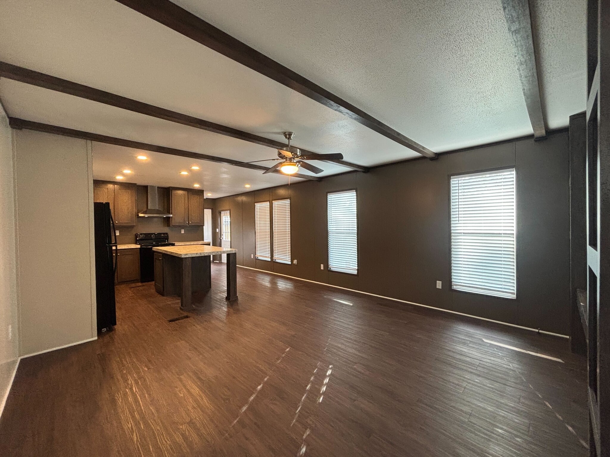 Building Photo - 106 E Semands St