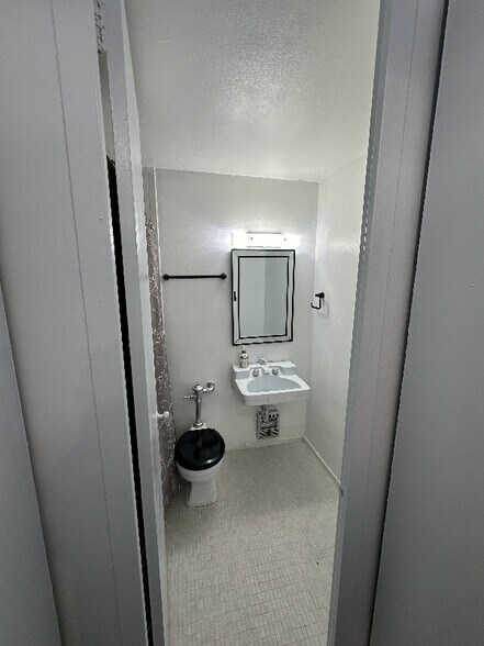 Building Photo - 1450 E 55th Pl