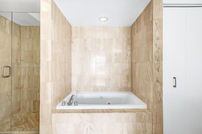 Building Photo - 1800 Sunset Harbour Dr